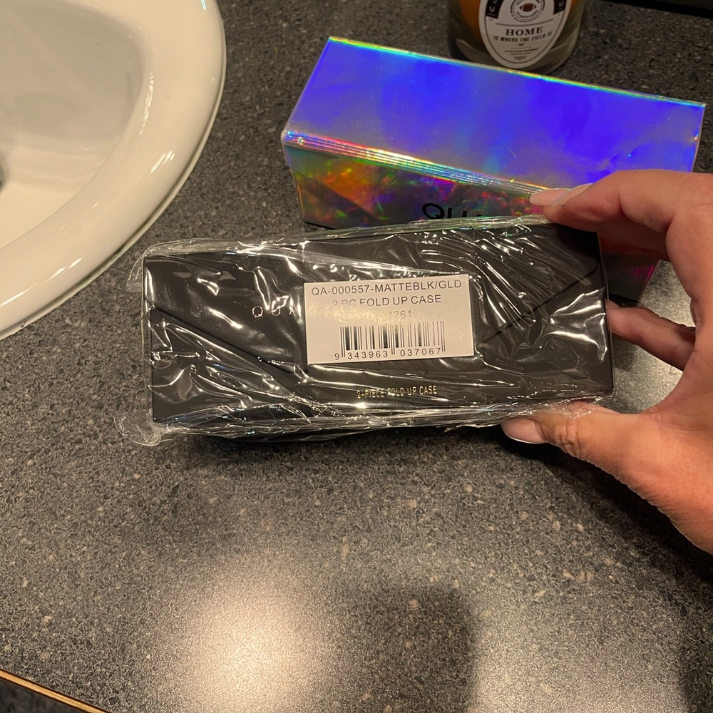 Black quay sunglass holder